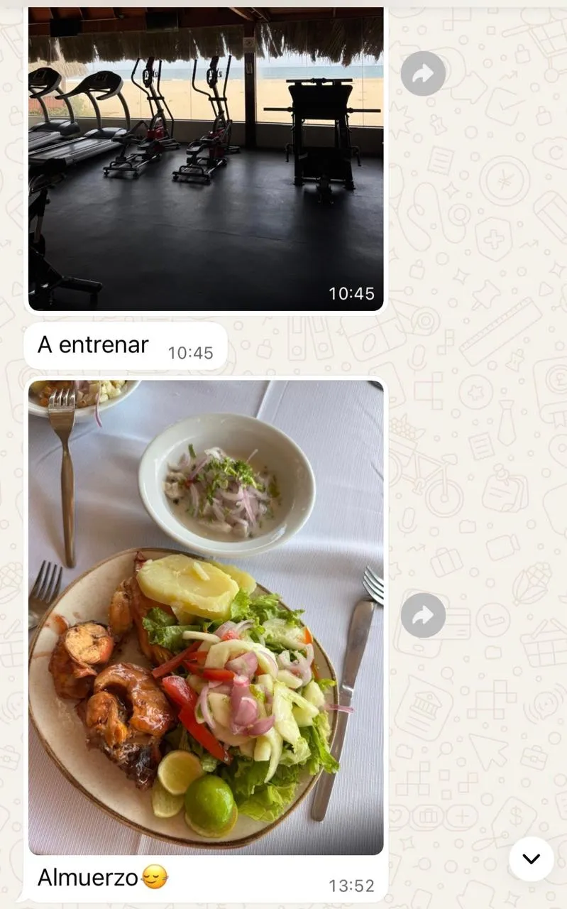 Dos fotos por WhatsApp desde un viaje: un gimnasio con vista a la playa y un almuerzo de camarones, ceviche, papa y ensalada.
