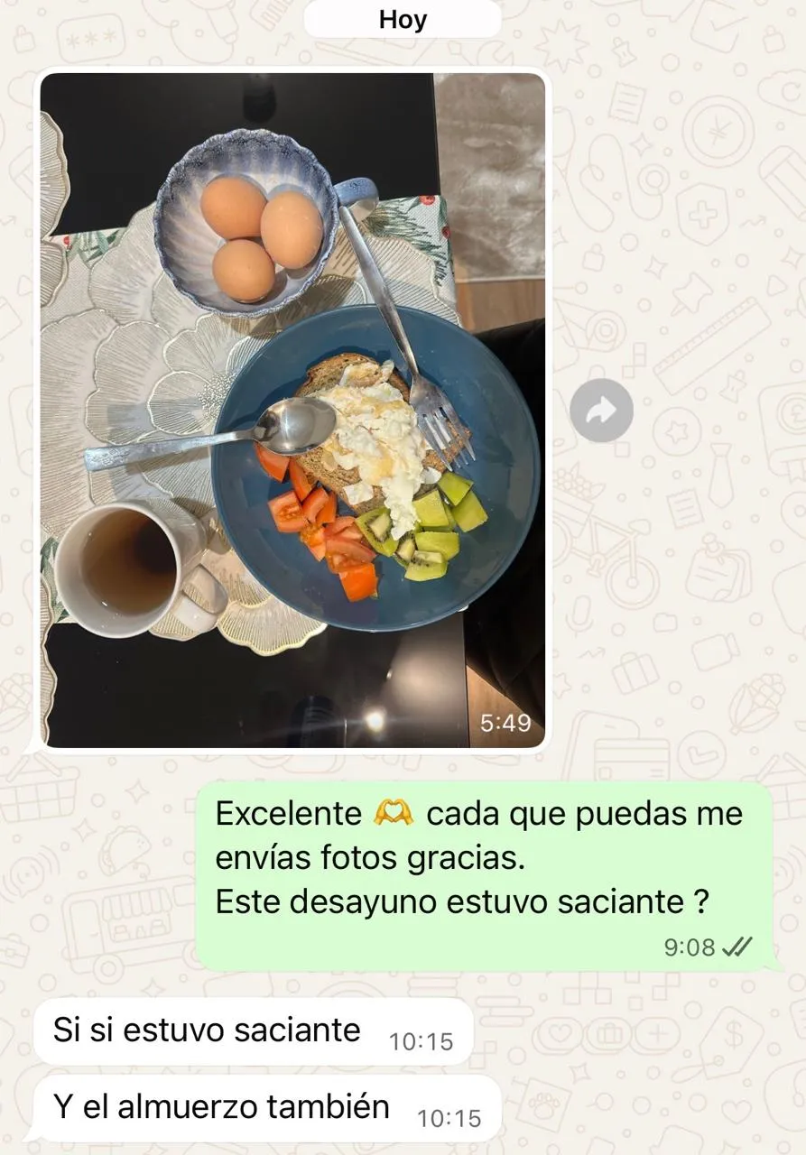 Conversación de WhatsApp: la clienta manda la foto de su desayuno a las 5:49 de la mañana y Faysury le responde preguntando si estuvo saciante.