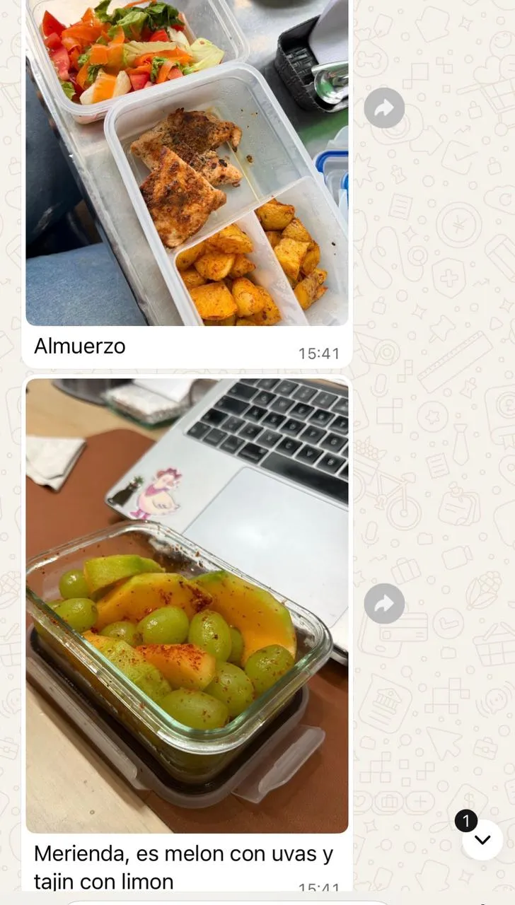 Dos fotos enviadas por WhatsApp desde una oficina: un táper con pollo, papas y ensalada al lado de un portátil, y otro con melón y uvas.