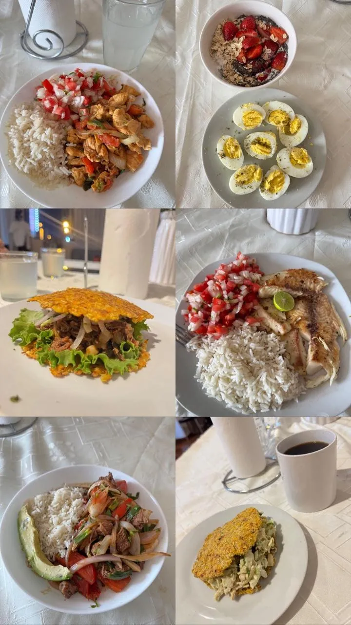 Seis platos de una misma semana: arroz con pollo y pico de gallo, avena con fresas y huevos cocidos, patacón con carne desmechada, pescado con arroz y limón, arroz con carne y aguacate, y una arepa con pollo junto a un café.