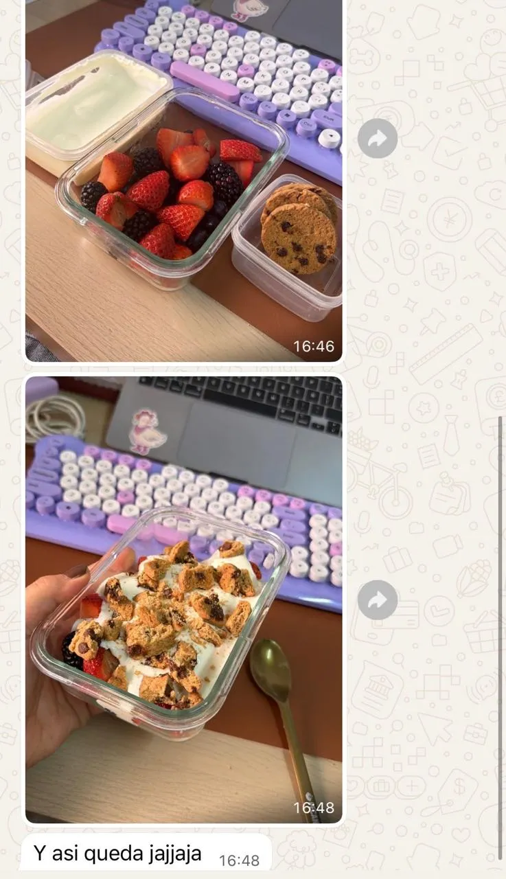 Dos fotos por WhatsApp: un táper con fresas, moras y arándanos junto a otro con galletas, y el postre ya armado con yogur encima.